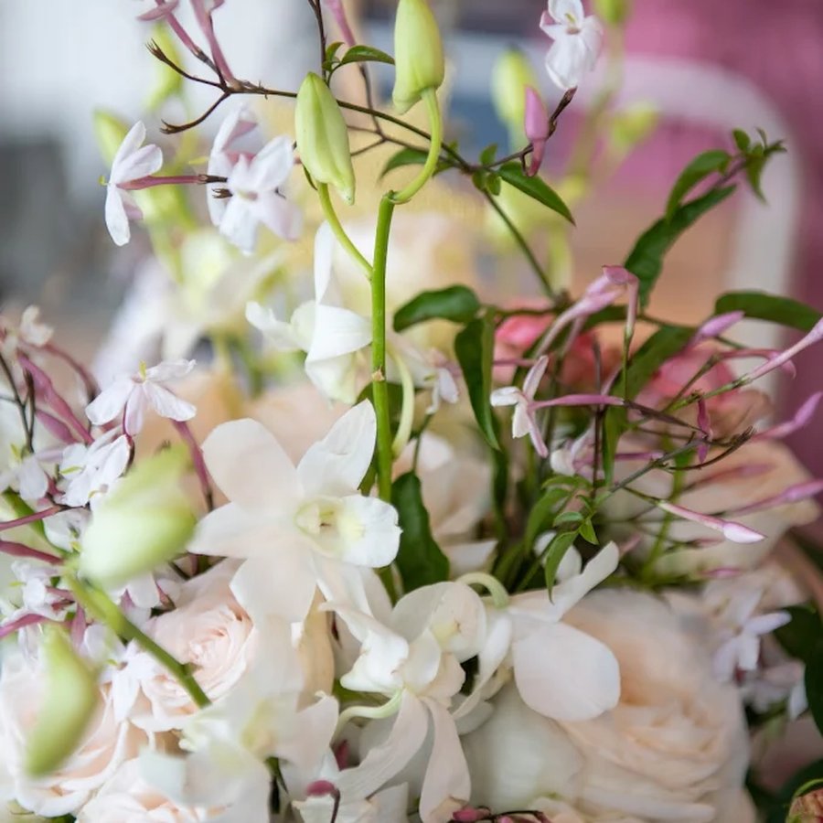 Bouquet de roses et orchidées blanches en gros plan