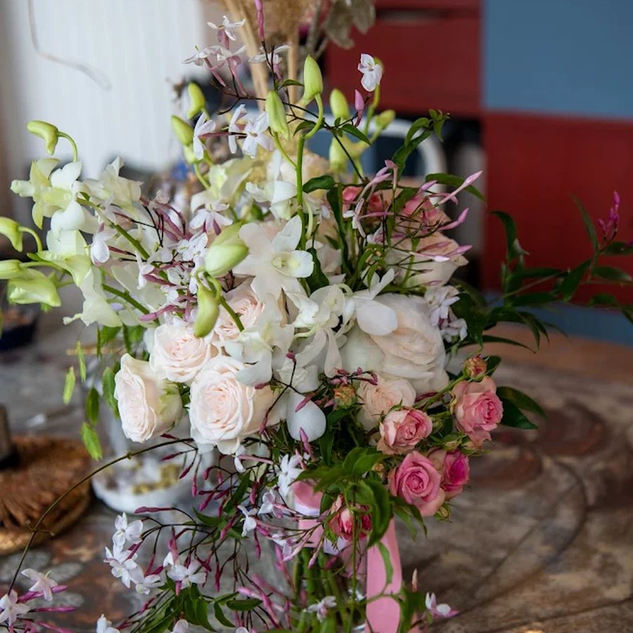 Grand bouquet architectural avec herbes de pampa et roses